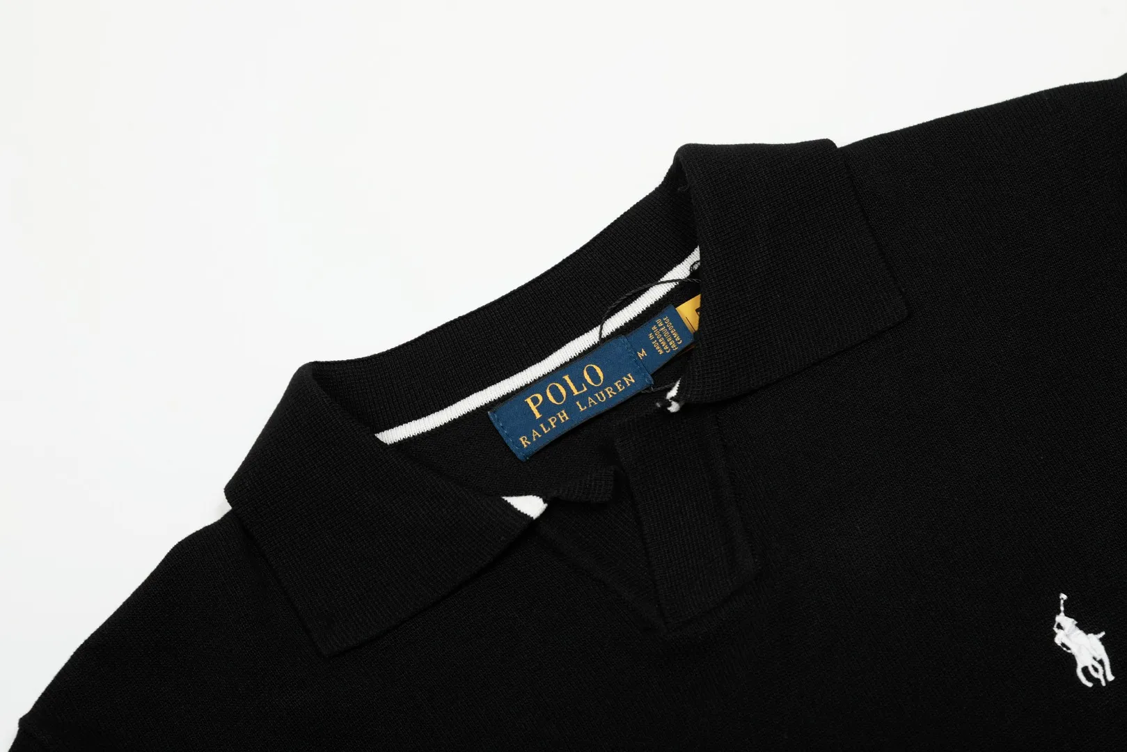 P160 💰 "Top quality" Style number: DS611# (on sale all year round) [Ralph Lauren striped pony embroidered small V-neck knitted POLO short sleeves] ✅Ralph Lauren pinstriped small V-neck ice silk knitted POLO lapel short sleeves ✅Main supply platform live broadcast Wholesale entities ✅ZP quality 1:1 version Scan the code to enter the GF website Counter quality ✅Detailed quality The only one in Guangzhou Imported quality cotton yarn Focus on high-end, cost-effective, and good quality. Needless to say, the version is restored to the original. Loose, comfortable and stress-free. Simple is high-end. Classic is eternal. ✅The upper body is simple and easy to match. A must-have for men and women. Good-looking clothes are never picky. A must-have in the wardrobe. Size: S-XL. Color: Black, White, Green.